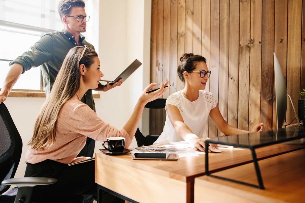 zalozeni startupu zamestnanci na meetingu